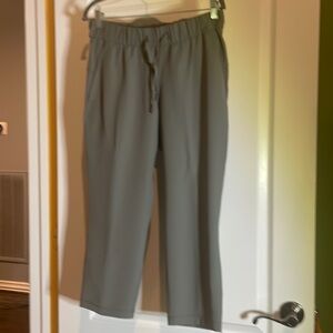 Lululemon pants crop size 8 red inseam 22 inches 😍😍😍gently worn.